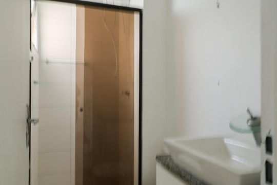 Banheiro de apartamento à venda com 2 quartos, 44m² em Canhema, Diadema
