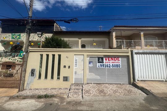 Fachada longe de casa à venda com 5 quartos, 280m² em Riacho Fundo, Brasília