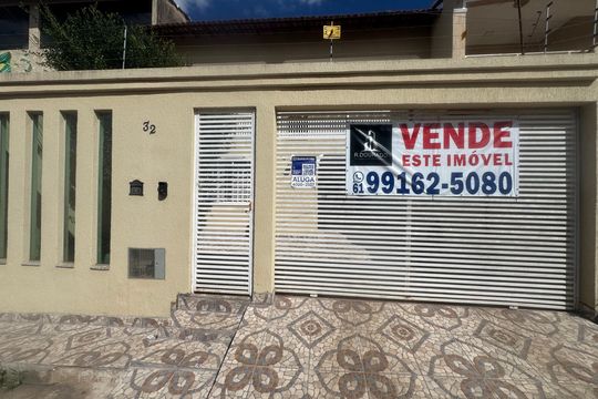 Fachada  de casa à venda com 5 quartos, 280m² em Riacho Fundo, Brasília