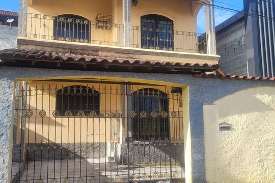 Fachada de casa à venda com 4 quartos, 239m² em Campo Grande, Rio de Janeiro