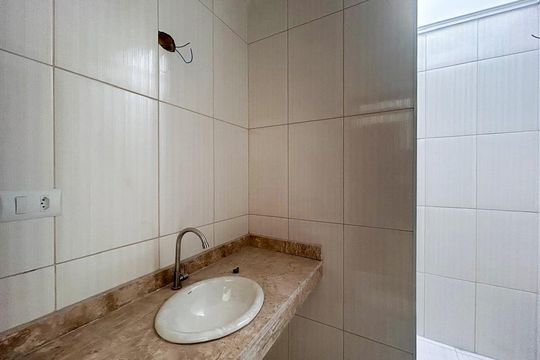 Banheiro da Suíte 2 de casa de condomínio para alugar com 2 quartos, 71m² em Jardim Ubirajara, São Paulo