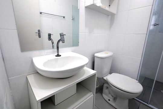 Banheiro de apartamento à venda com 2 quartos, 50m² em Parque Erasmo Assunção, Santo André