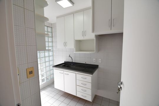 Cozinha de apartamento para alugar com 2 quartos, 77m² em Cambuí, Campinas