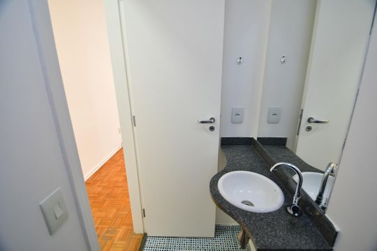 Lavabo de apartamento para alugar com 2 quartos, 77m² em Cambuí, Campinas