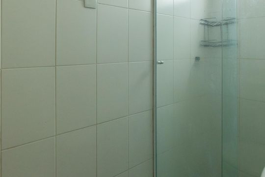 Banheiro de apartamento à venda com 1 quarto, 42m² em Cambuí, Campinas