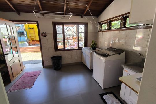 Área de serviço de casa para alugar com 4 quartos, 500m² em Rio Tavares, Florianópolis