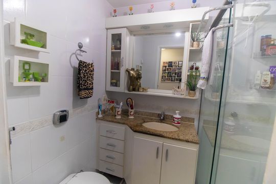 Banheiro Social de apartamento à venda com 2 quartos, 62m² em Ingá, Niterói