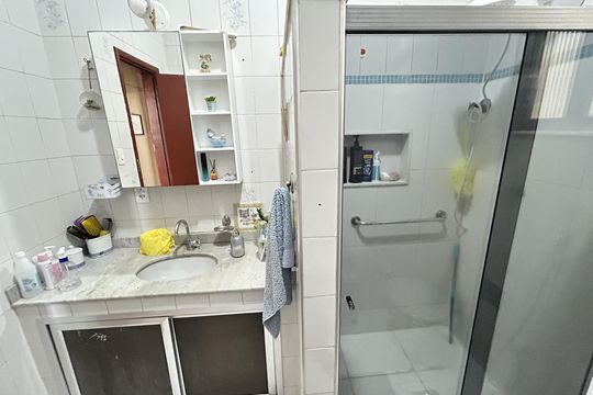 Banheiro de apartamento à venda com 2 quartos, 64m² em Higienópolis, Rio de Janeiro