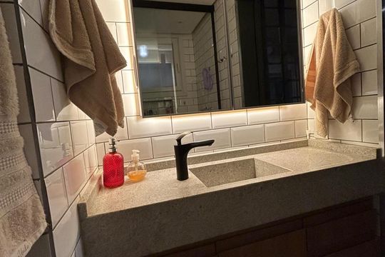 Banheiro de apartamento à venda com 1 quarto, 45m² em Moinhos de Vento, Porto Alegre