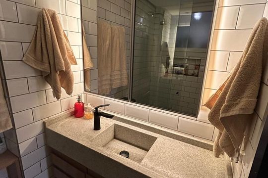 Banheiro de apartamento à venda com 1 quarto, 45m² em Moinhos de Vento, Porto Alegre