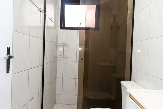 Banheiro de apartamento para alugar com 2 quartos, 66m² em Jardim Henriqueta, Taboão da Serra