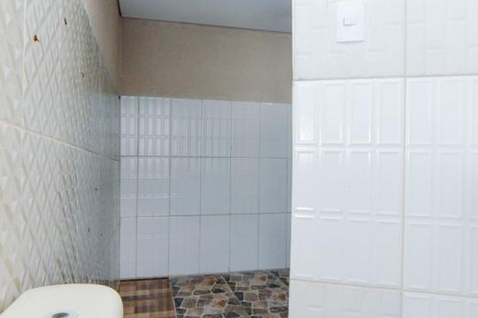 Banheiro de kitnet/studio para alugar com 1 quarto, 25m² em Jardim Adriana, Guarulhos