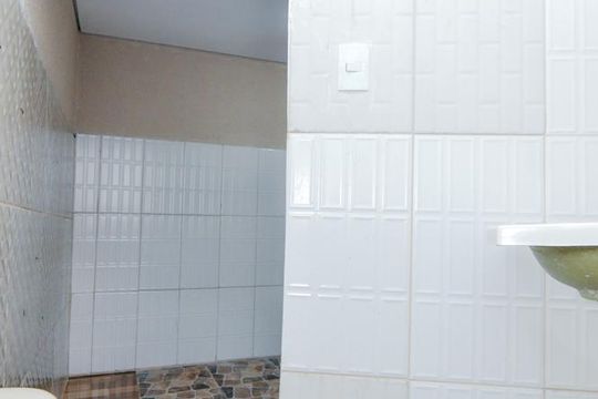 Banheiro de kitnet/studio para alugar com 1 quarto, 25m² em Jardim Adriana, Guarulhos