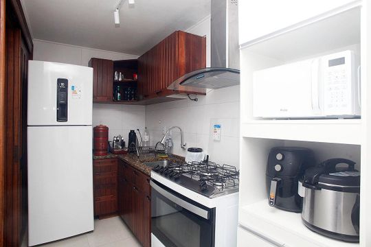 Cozinha + Área de Serviço de apartamento à venda com 2 quartos, 70m² em Azenha, Porto Alegre