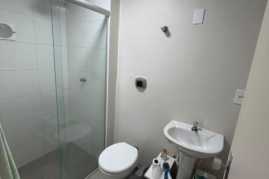 Banheiro de apartamento à venda com 1 quarto, 43m² em Independência, Porto Alegre