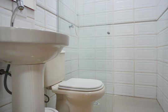 Banheiro  de casa para alugar com 2 quartos, 75m² em Santa Maria Goretti, Porto Alegre