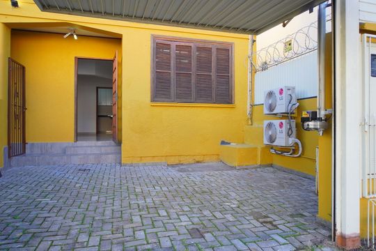 Fachada  de casa para alugar com 2 quartos, 75m² em Santa Maria Goretti, Porto Alegre