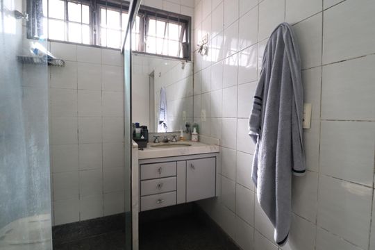 Banheiro do Quarto 1 de casa para alugar com 3 quartos, 367m² em Cidade Jardim, Uberlândia