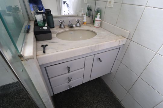 Banheiro do Quarto 1 de casa para alugar com 3 quartos, 367m² em Cidade Jardim, Uberlândia