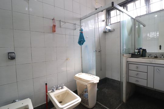 Banheiro do Quarto 1 de casa para alugar com 3 quartos, 367m² em Cidade Jardim, Uberlândia