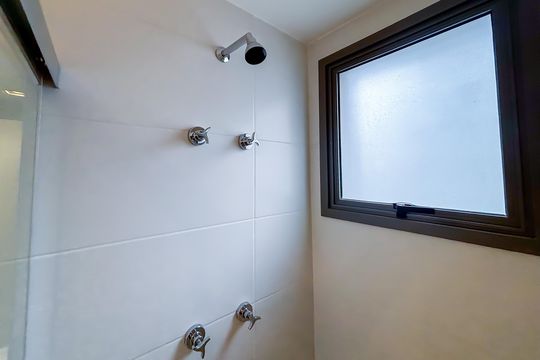 Banheiro de kitnet/studio para alugar com 1 quarto, 28m² em Pinheiros, São Paulo