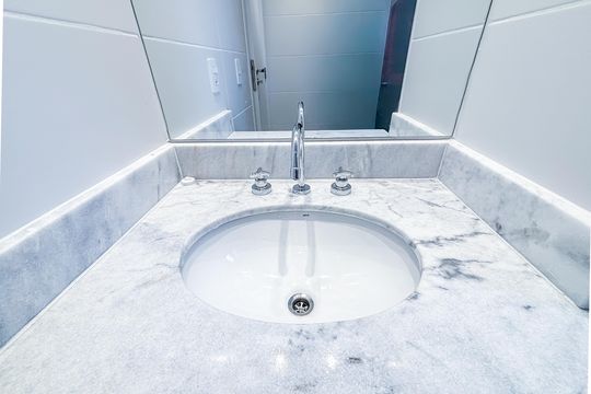 Banheiro de kitnet/studio para alugar com 1 quarto, 28m² em Pinheiros, São Paulo