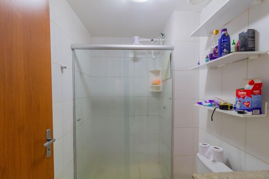 Banheiro de apartamento à venda com 2 quartos, 50m² em Riacho Fundo Ii, Brasília