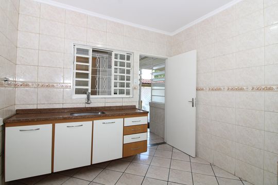 Cozinha casa 1 de casa à venda com 5 quartos, 144m² em Jardim Três Marias, São Paulo