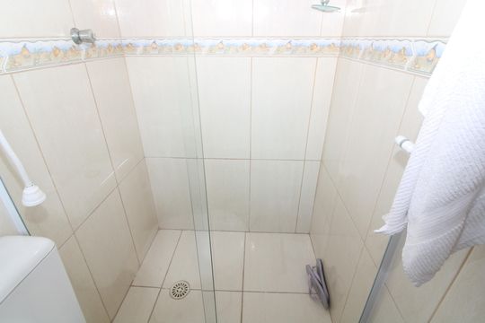 banheiro da suíte externa casa 2 de casa à venda com 5 quartos, 144m² em Jardim Três Marias, São Paulo