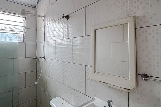 Banheiro de casa para alugar com 1 quarto, 60m² em Vila Invernada, São Paulo