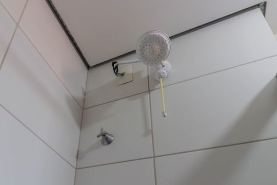 Banheiro de apartamento à venda com 2 quartos, 34m² em Qnn, Brasília