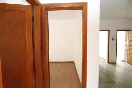 Corredor de casa para alugar com 5 quartos, 110m² em Calafate, Belo Horizonte