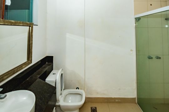 Banheiro social de casa para alugar com 2 quartos, 100m² em Itapoã, Belo Horizonte