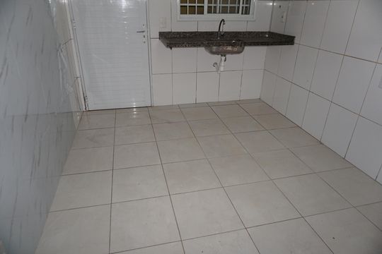 Cozinha de casa para alugar com 1 quarto, 32m² em Jardim Santa Tereza Novo, Embu das Artes