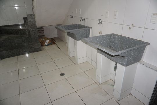 Lavanderia de casa para alugar com 1 quarto, 32m² em Jardim Santa Tereza Novo, Embu das Artes
