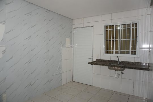 Cozinha de casa para alugar com 1 quarto, 32m² em Jardim Santa Tereza Novo, Embu das Artes