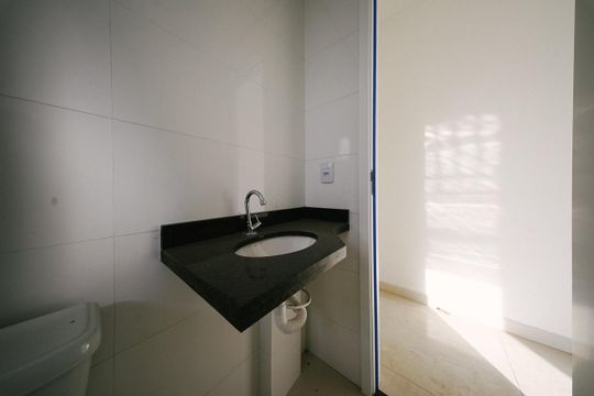 Banheiro social de apartamento à venda com 2 quartos, 47m² em Vila Nhocuné, São Paulo