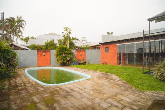 Quintal de casa à venda com 3 quartos, 120m² em Feitoria Seller, São Leopoldo