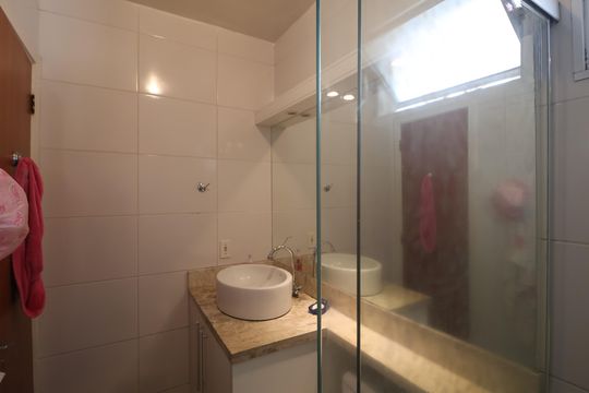 Banheiro de casa de condomínio para alugar com 2 quartos, 111m² em Olaria, Canoas