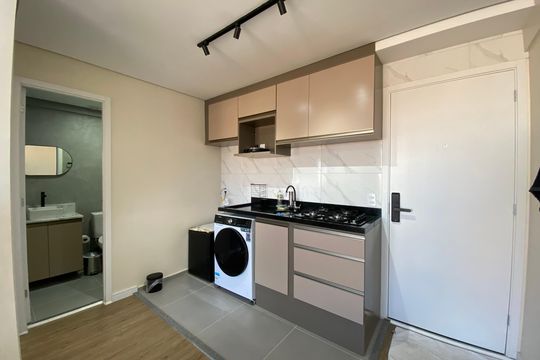 Cozinha de apartamento para alugar com 1 quarto, 26m² em Vila Sonia, São Paulo