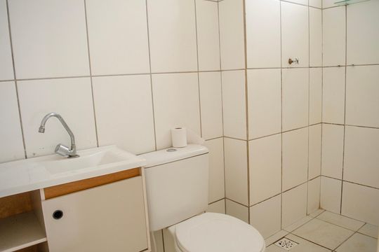 Banheiro da Suíte 1 de apartamento para alugar com 3 quartos, 75m² em Setor Goiânia 2, Goiânia