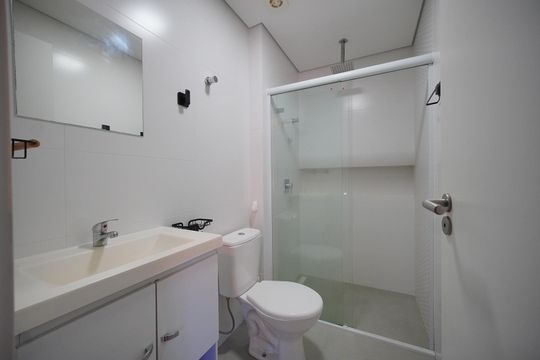 Banheiro Social de kitnet/studio para alugar com 1 quarto, 31m² em Trindade, Florianópolis
