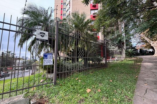 Plaquinha Instalada código LBED-30 de apartamento à venda com 2 quartos, 108m² em Boa Vista, Porto Alegre