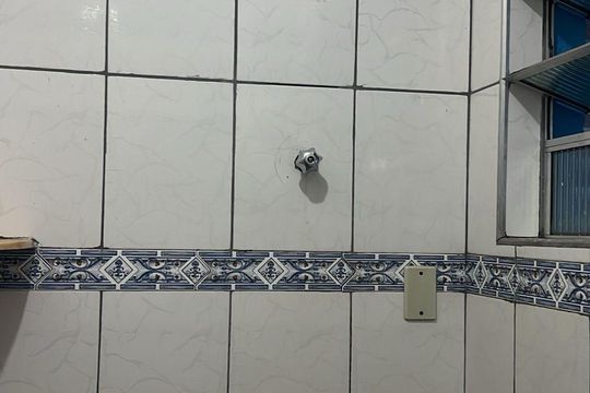 Banheiro de casa para alugar com 2 quartos, 65m² em Vila Zat, São Paulo