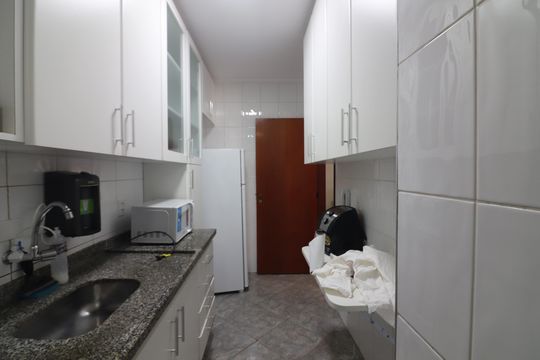 Cozinha e Área de Serviço de apartamento à venda com 2 quartos, 77m² em Vila Euclides, São Bernardo do Campo
