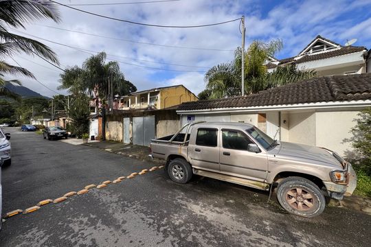 Fachada de casa de condomínio à venda com 3 quartos, 270m² em Vargem Grande, Rio de Janeiro