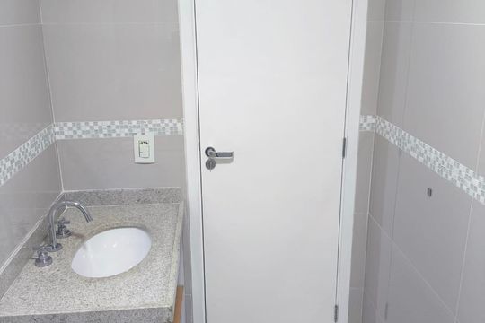 Banheiro de kitnet/studio para alugar com 1 quarto, 25m² em Tatuapé, São Paulo