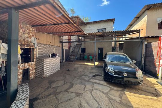 Garagem de casa à venda com 6 quartos, 225m² em Q 1, Brasília
