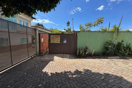 Fachada longe de casa à venda com 6 quartos, 225m² em Q 1, Brasília