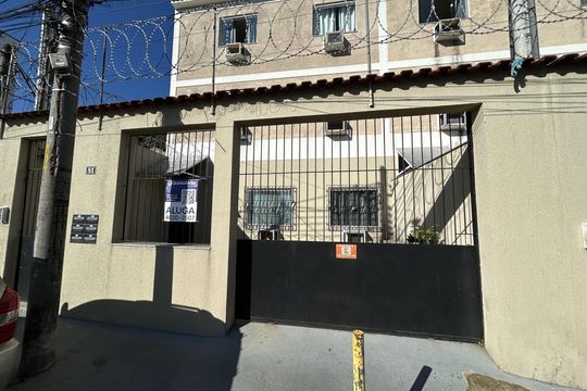 Fachada + placa de apartamento para alugar com 1 quarto, 34m² em Madureira, Rio de Janeiro